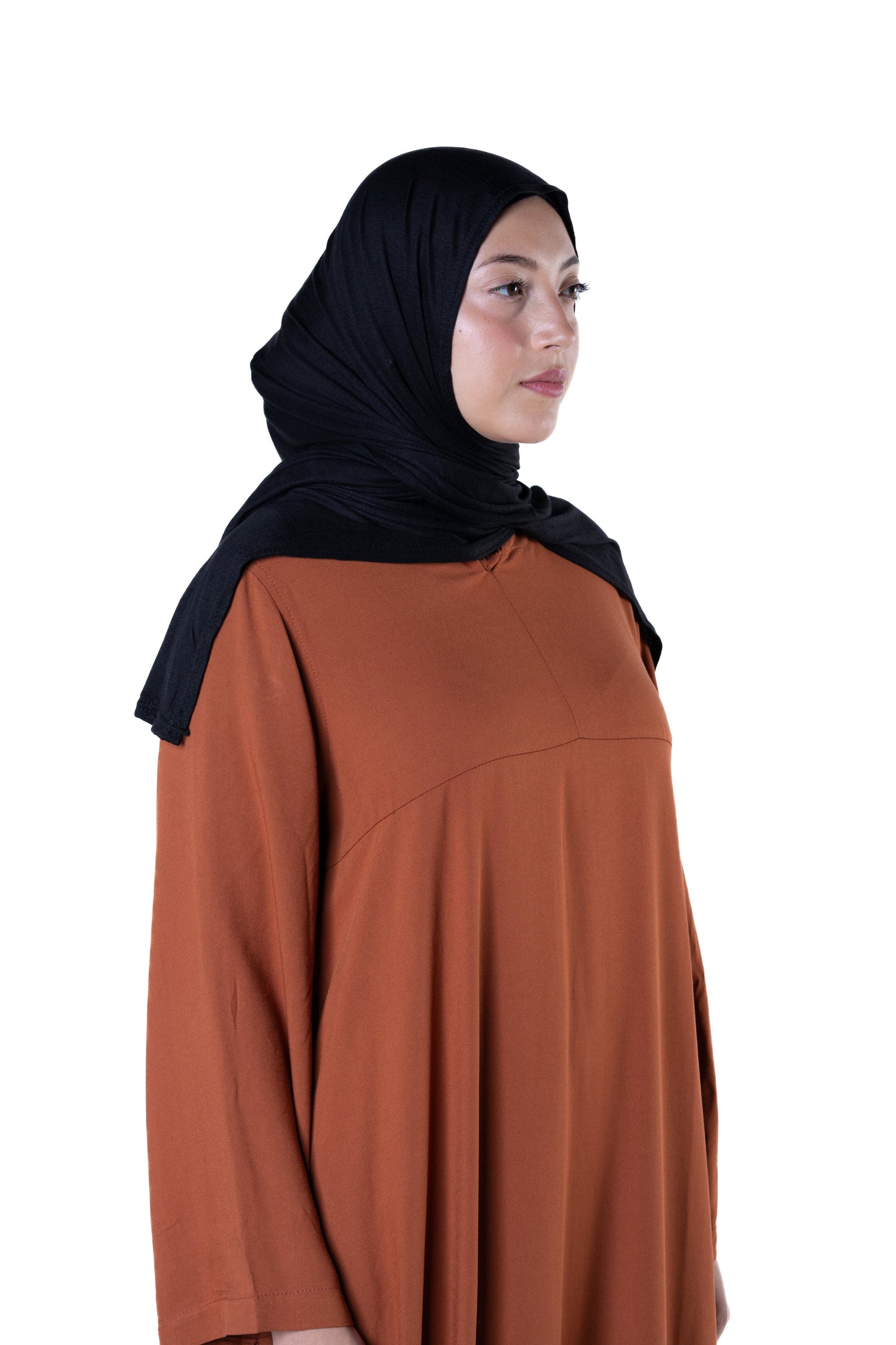 jolienisa Abaya Embrace timeless elegance and effortless comfort with the Jolie Nisa Essential Abaya in a stunning Brick color. Montreal-Made Abaya: The Classic Jolie Nisa Essential Abaya in Brick